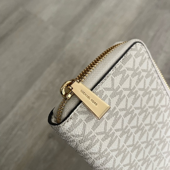Michael Kors Vanilla Wristlet - Picture 3 of 8